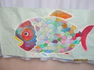 魚のうろこを貼る飾り
