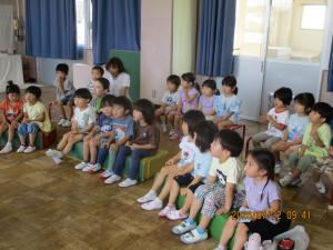 話を聞く子ども