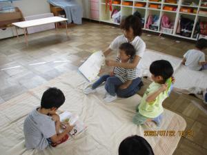 先生に絵本を読んでもらいます