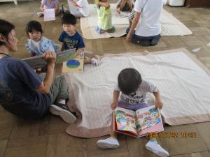 好きな絵本を読んでもらいます