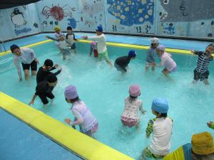 水をかけあって遊ぶ子供