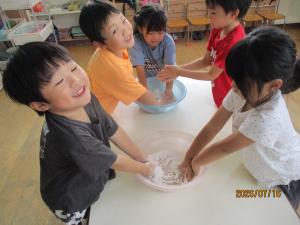 感触遊びをする子ども