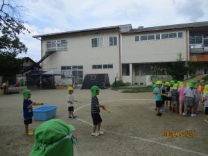 水鉄砲で遊ぶ子供たち