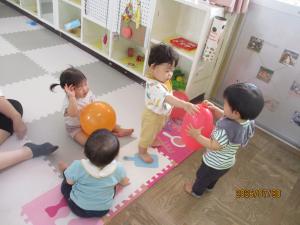風船で遊ぶ子供
