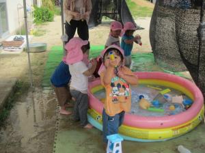 水を飛ばす子ども