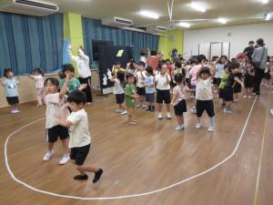 みんなでパイナポー体操をしている