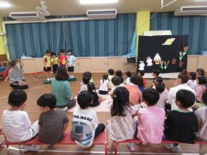 集会をする園児たち