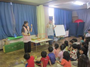 紙芝居を見る子どもたち