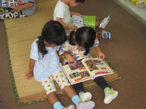 仲良く本を読む子ども
