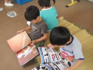 一生懸命本を読む子ども