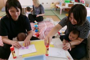 足形アートを作る親