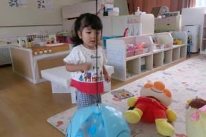 ボールで遊ぶ子ども