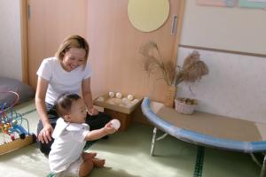 ボールをどうぞと渡す子ども