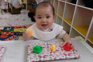 つかまり立ちをする0歳児