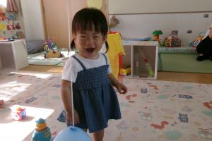 ボールで遊ぶ0歳児