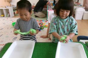 スライムで遊ぶ子ども達