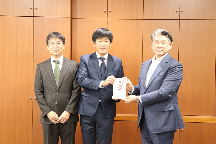 市長へ目録受け渡しの様子