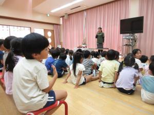 ばら組　園長先生の話を聞いています