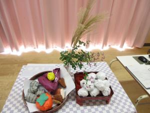 ススキやサツマイモ、お団子などを飾っています