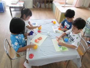 5歳児9月の製作をする様子