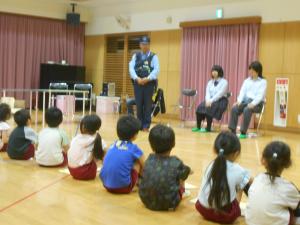 お巡りさんの話を聞いています