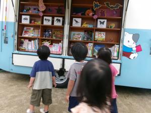 移動図書バス