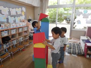 カラー積み木を積む