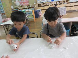 ２人並んで粘土を真剣な表情で触っている