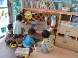 ４人で部屋で転がし遊びを楽しんでいる