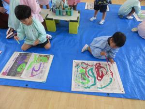 絵具遊び新聞