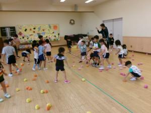 陣地にボールを投げています
