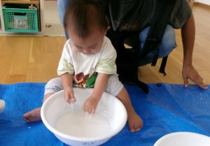 真剣な眼差しで片栗粉遊びをしている