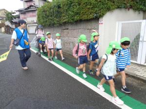 園外保育　歩いている