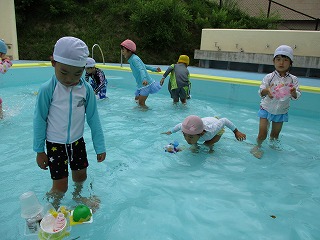 プールで船を浮かべてみよう