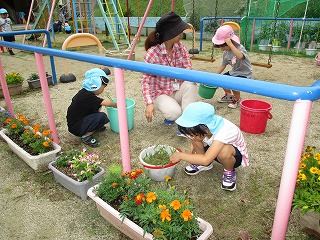 草抜きをがんばる子ども達