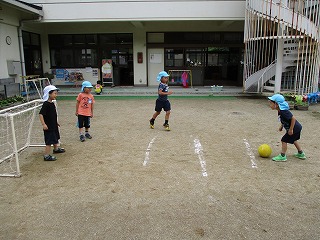 サッカー遊びの画像1