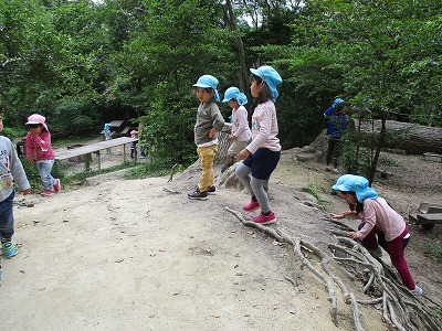 坂道で遊ぶ