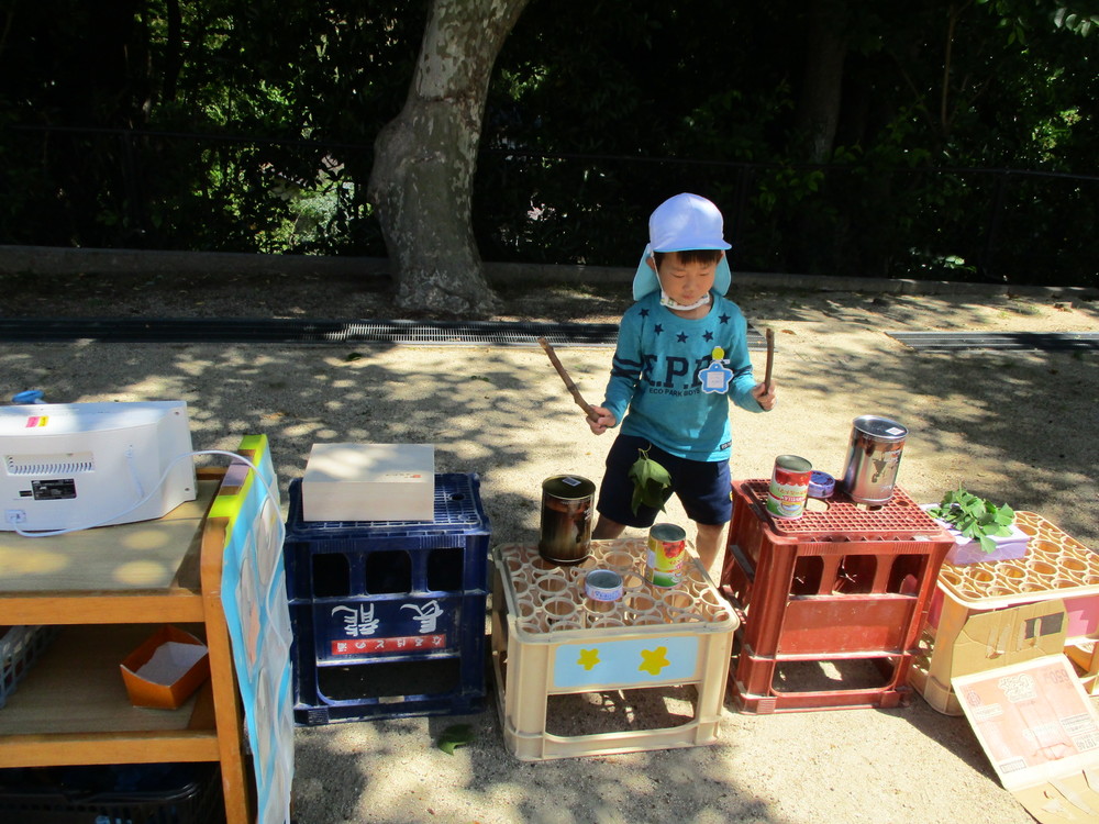 園庭で遊ぶ