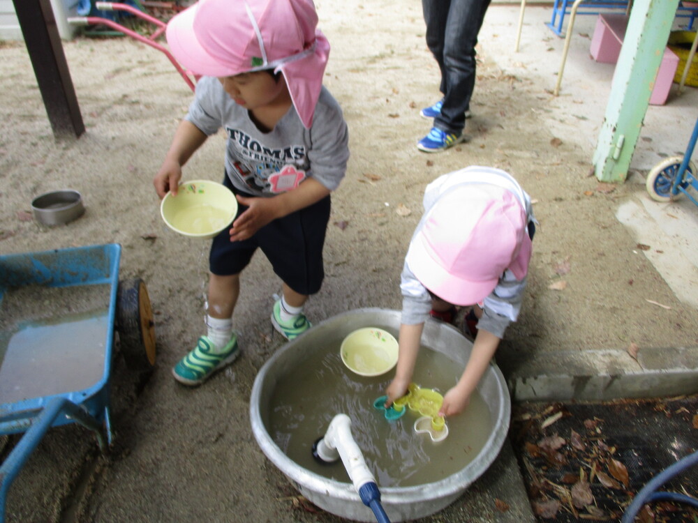 砂場で遊ぶ