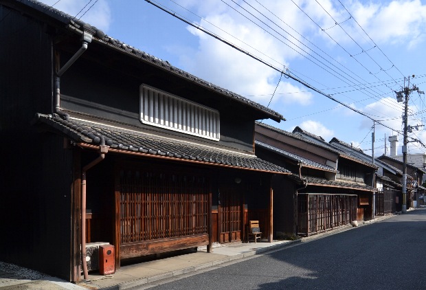 吉岡家住宅主屋(左手前)と周辺の町並みの画像