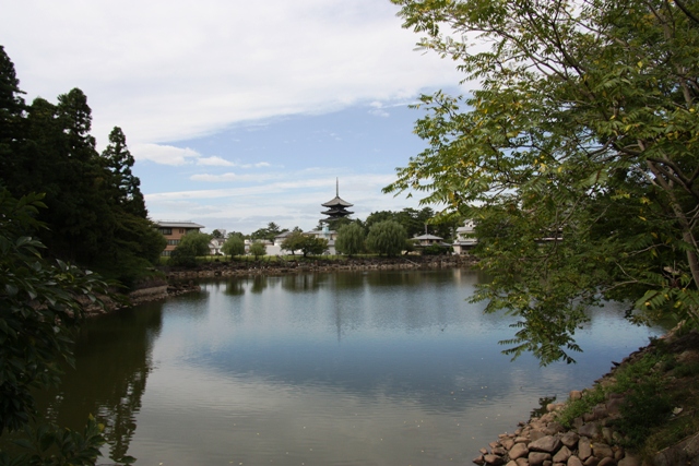 荒池池畔から興福寺五重塔、春日山及び御蓋山への眺望