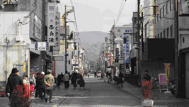 JR奈良駅前を含む三条通から春日大社一の鳥居及び春日山・御蓋山への眺望2