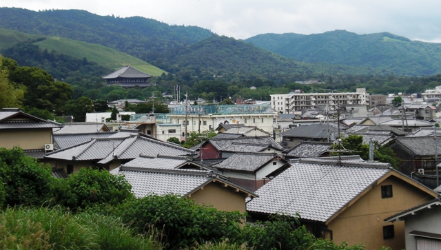 若草中学校・鴻ノ池付近から東大寺大仏殿、興福寺五重塔、若草山や生駒山系の山並みへの眺望