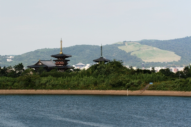 大池（勝間田池）池畔から薬師寺三重塔への眺望