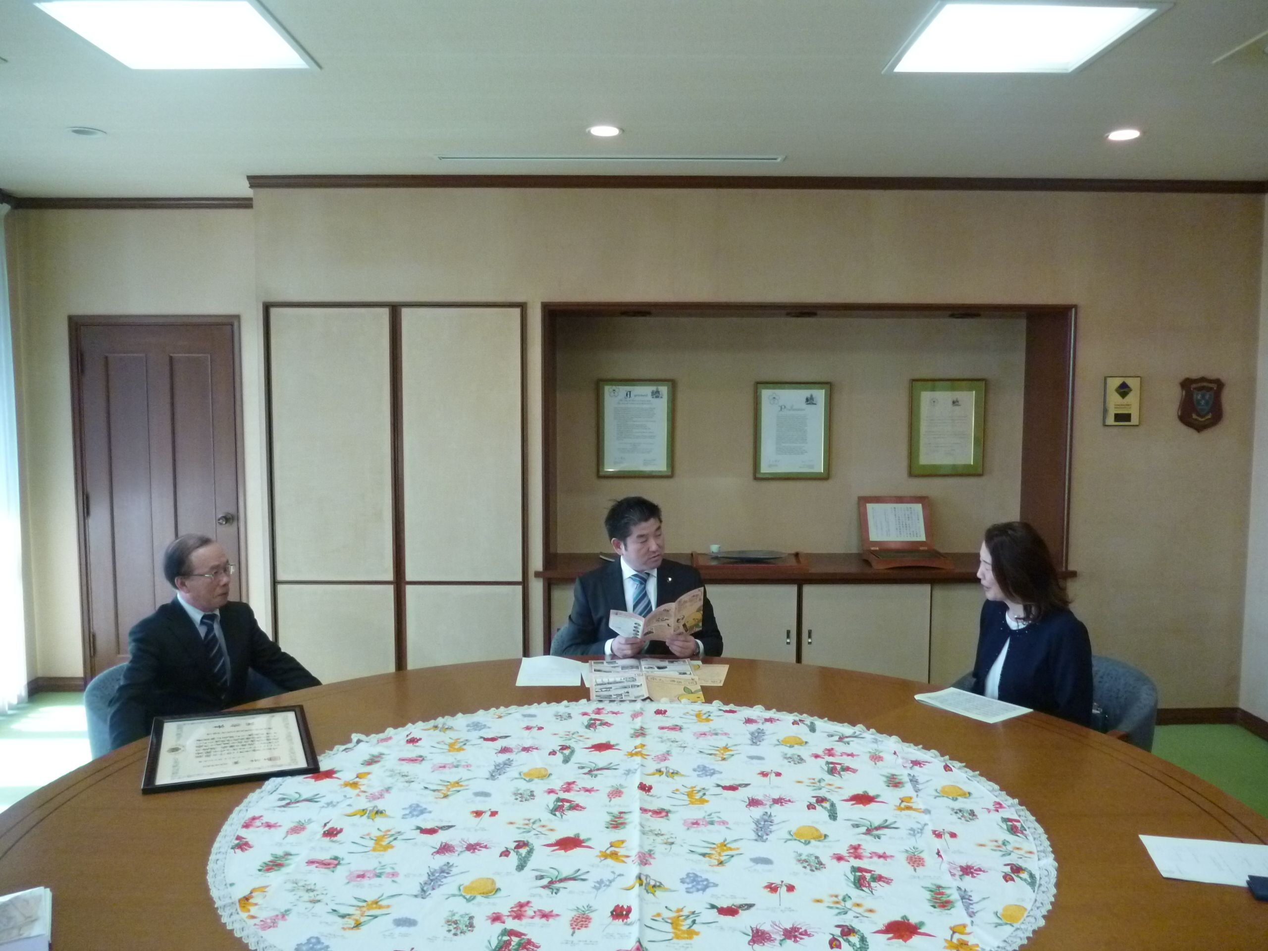 平成29年12月22日、京西中学校区地域教育協議会会長と地域コーディネーターが、市長と教育長に受賞の報告のため来庁されましたの画像2