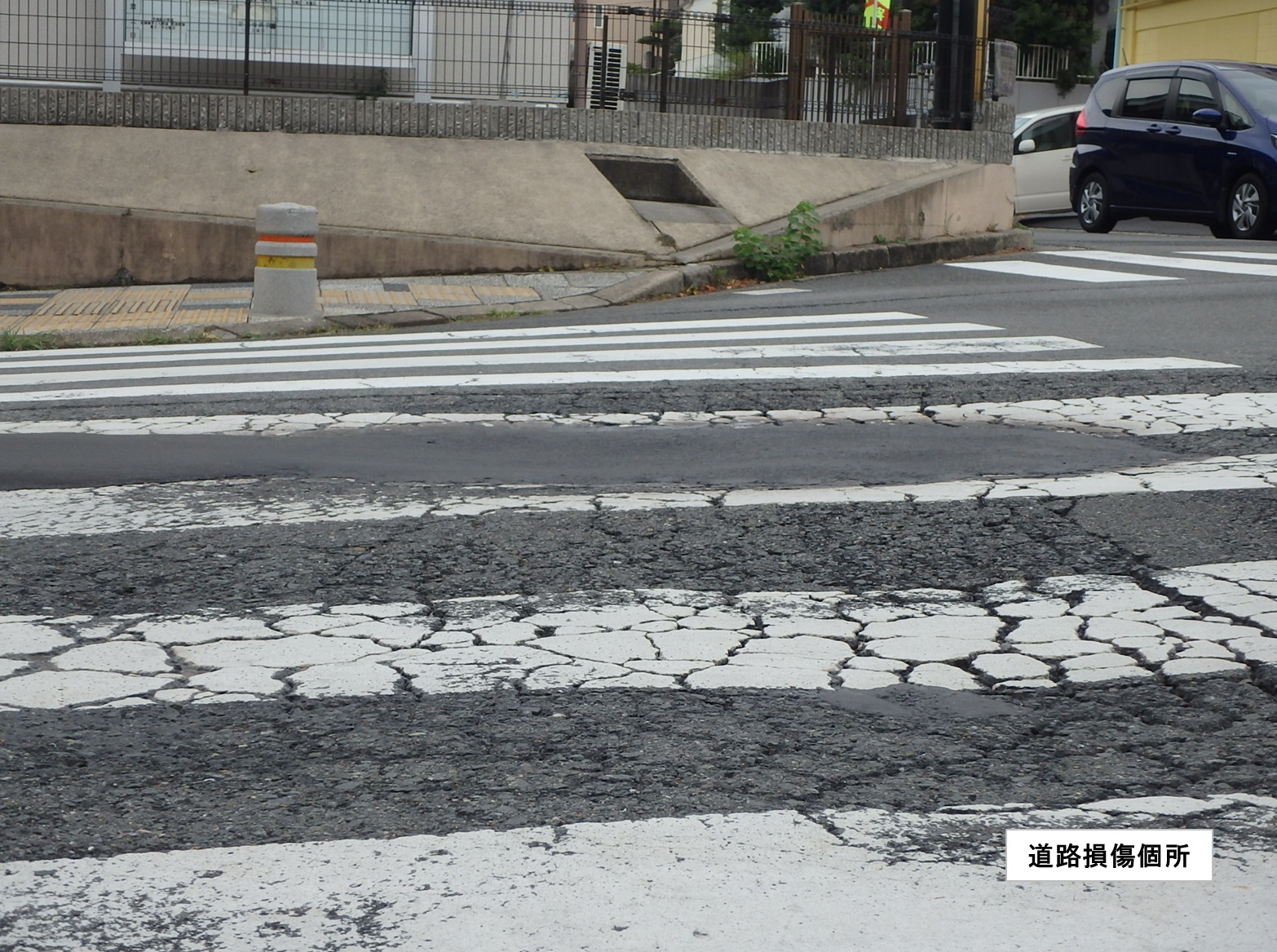 道路のひび割れの画像