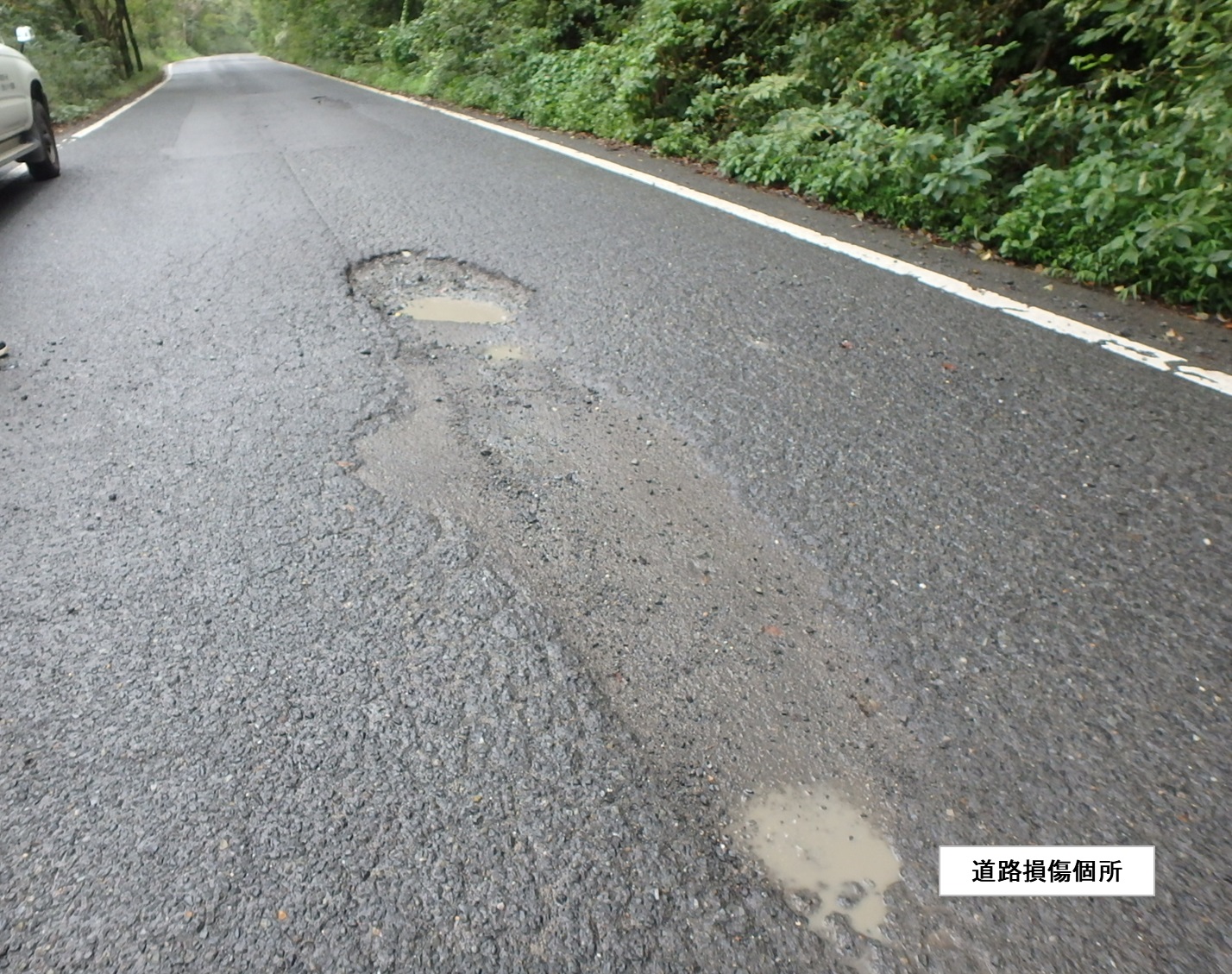 道路の穴ぼこの画像