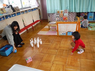 ボーリングで遊んでいるところ