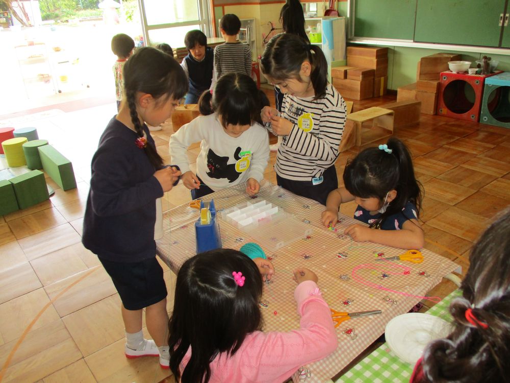 4月13日（金曜日）「何して遊ぼうかな？」「これ何かな？わあ、おもしろい！」の画像1