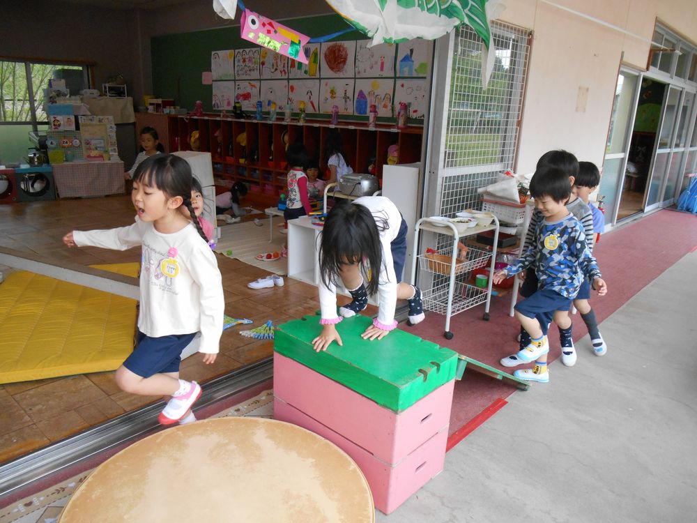 4月24日（日曜日）「わあ、鯉のぼりが泳いだよ」「今日は廊下で、ジャンケン遊び！」の画像1